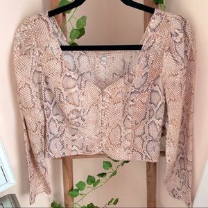**NWT** Guess Sahara Top